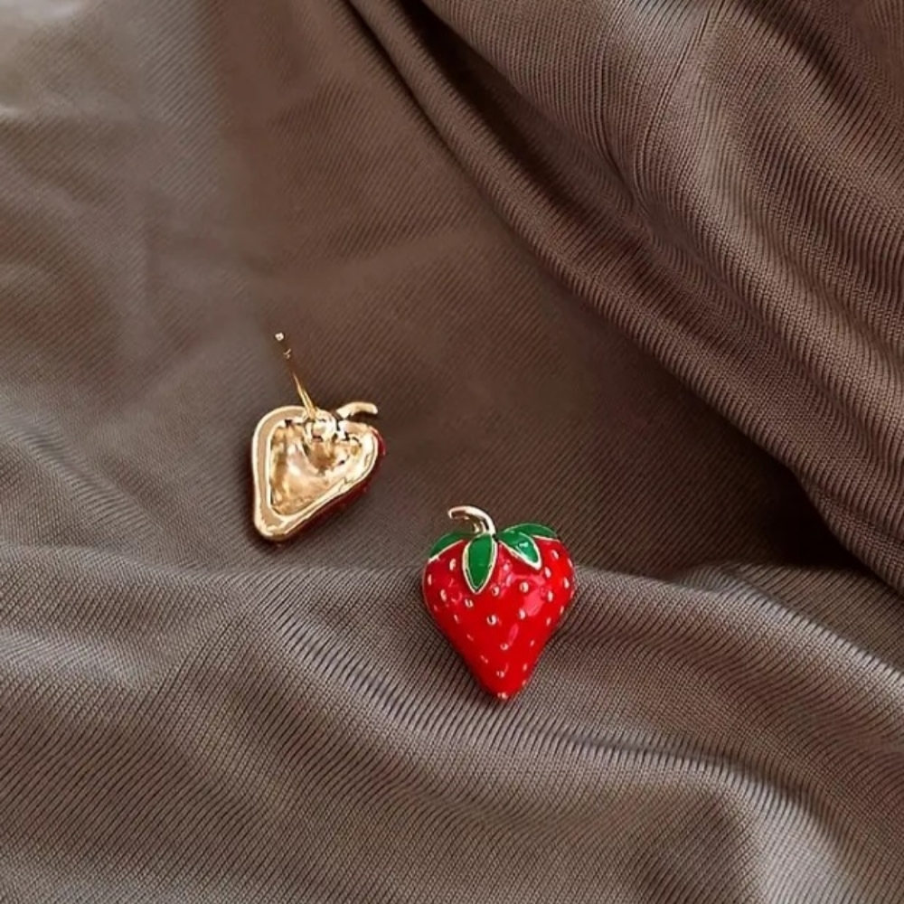 Lovely Strawberry🍓 stud earrings, 18k gold plated jewelry  1 pair. New - Picture 4 of 4